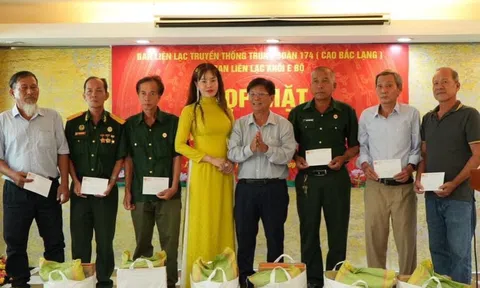 Á hậu Trúc Linh trao quà cho cán bộ, cựu chiến binh
