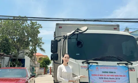 Hoa hậu Nguyễn Ngọc Hiếu trao tặng nước sạch cho bà con vùng hạn hán