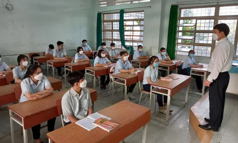 Học sinh khối lớp 9 và 12 ở Tiền Giang trở lại trường