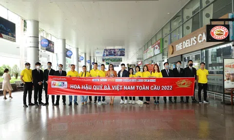 Đoàn thí sinh Hoa hậu Quý bà Việt Nam Toàn cầu 2022 xuất hiện rạng rỡ tại sân bay Quốc tế Đà Nẵng